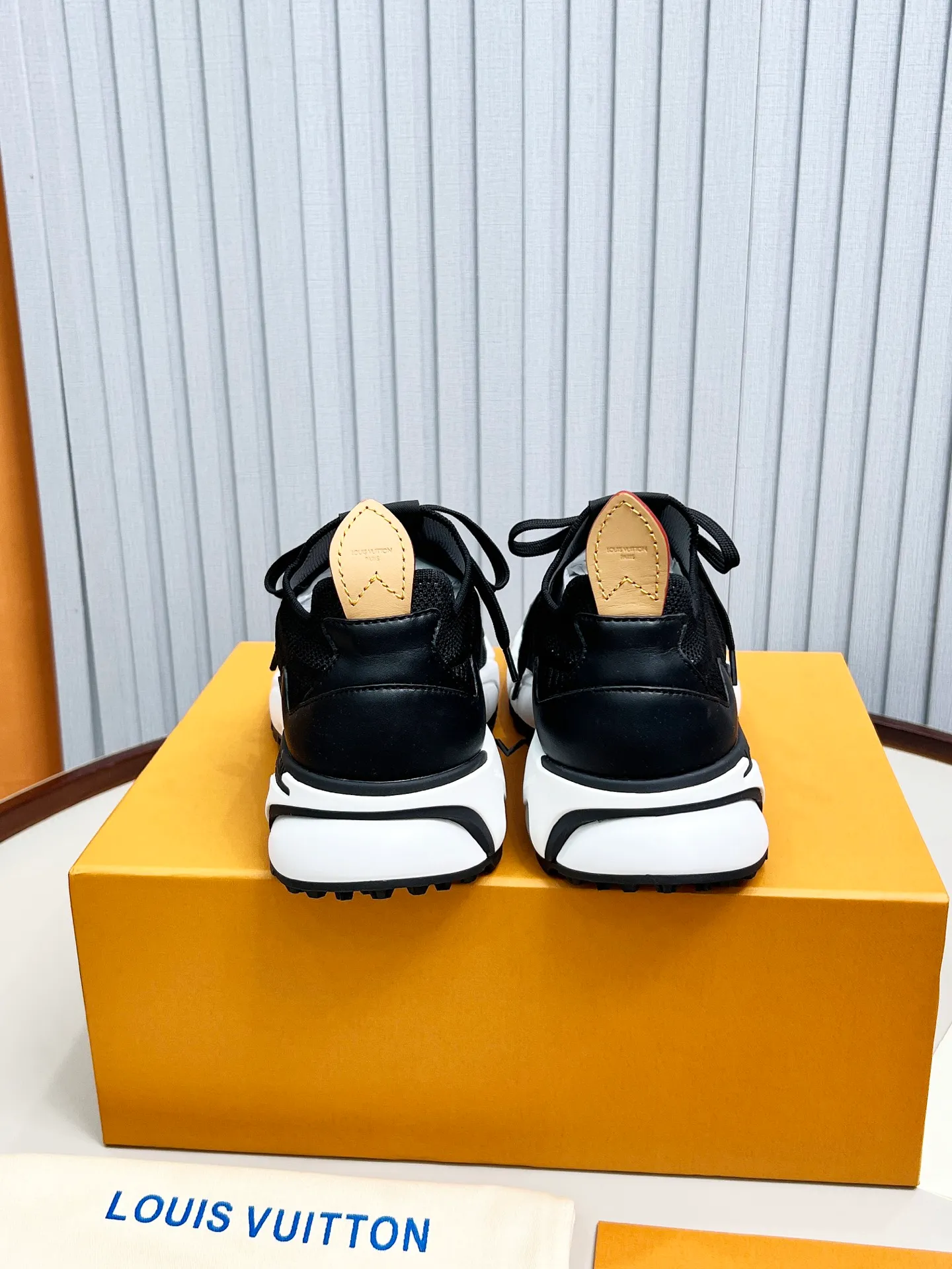 Top version: 560💰 LV Louis Vuitton L Jialu brand Runner Tatic series thick-soled casual sports shoes running shoes Original purchase development and production This LV Runner Tatic sports shoe is blended with fly-knit fabric material to interpret the inspiration of traditional mountaineering shoes. The LV letters are written on one side, the Louis Vuitton logo, and the light and wear-resistant rubber outsole complete the whole package. The delivery counter is exquisitely packaged🛍📦 ▪️Fabrics: Original imported custom fly-knit fabric ▪️Inner lining: Original custom-made breathable mesh ▪️Sole: Original molded anti-slip rubber combination material ▪️Sole thickness: 4CM ▪️Size: Men's 39-45